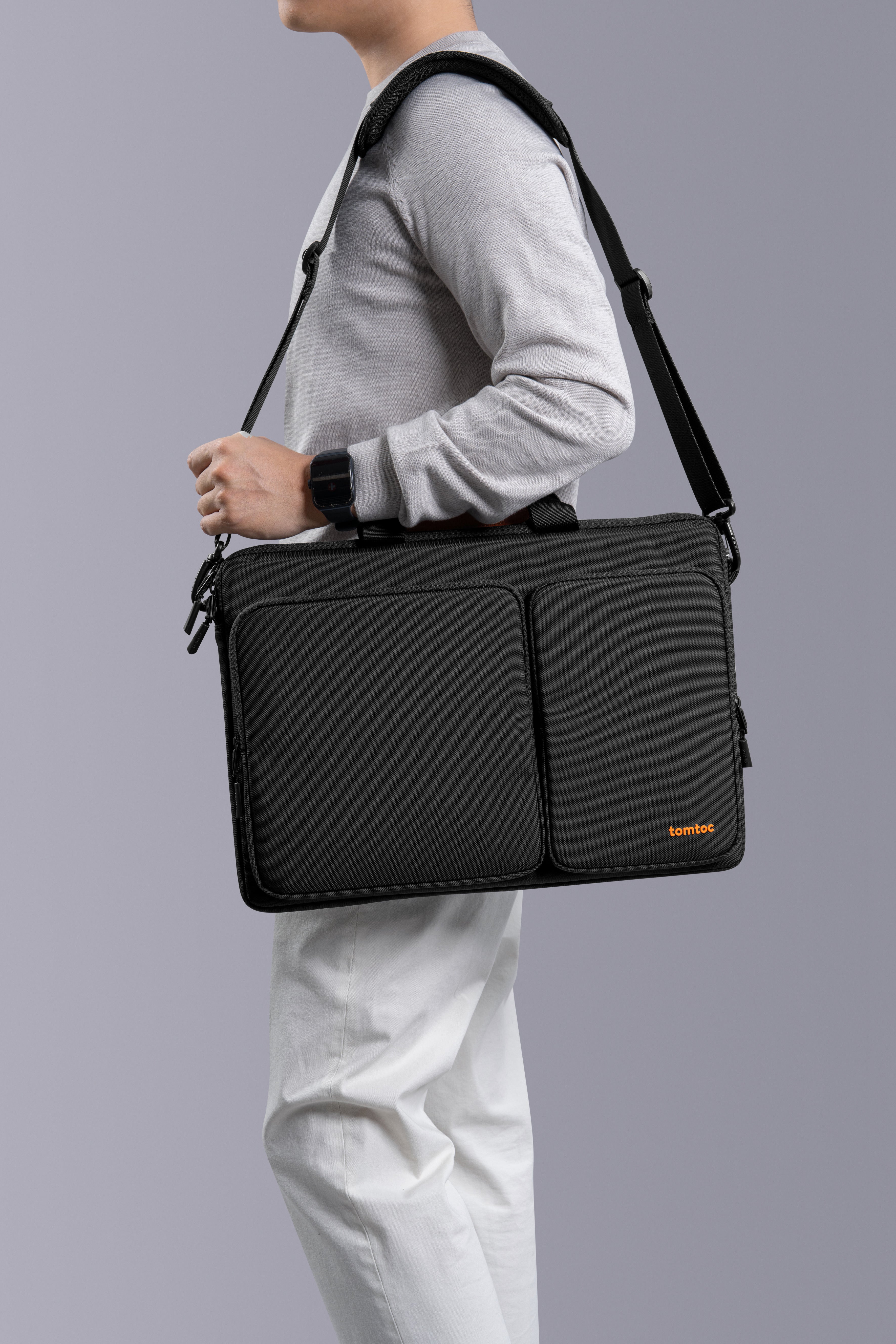 tomtoc Defender-A42 筆記型電腦單肩包 適用於 17.3 吋筆記型電腦 黑色(A42G1D1)