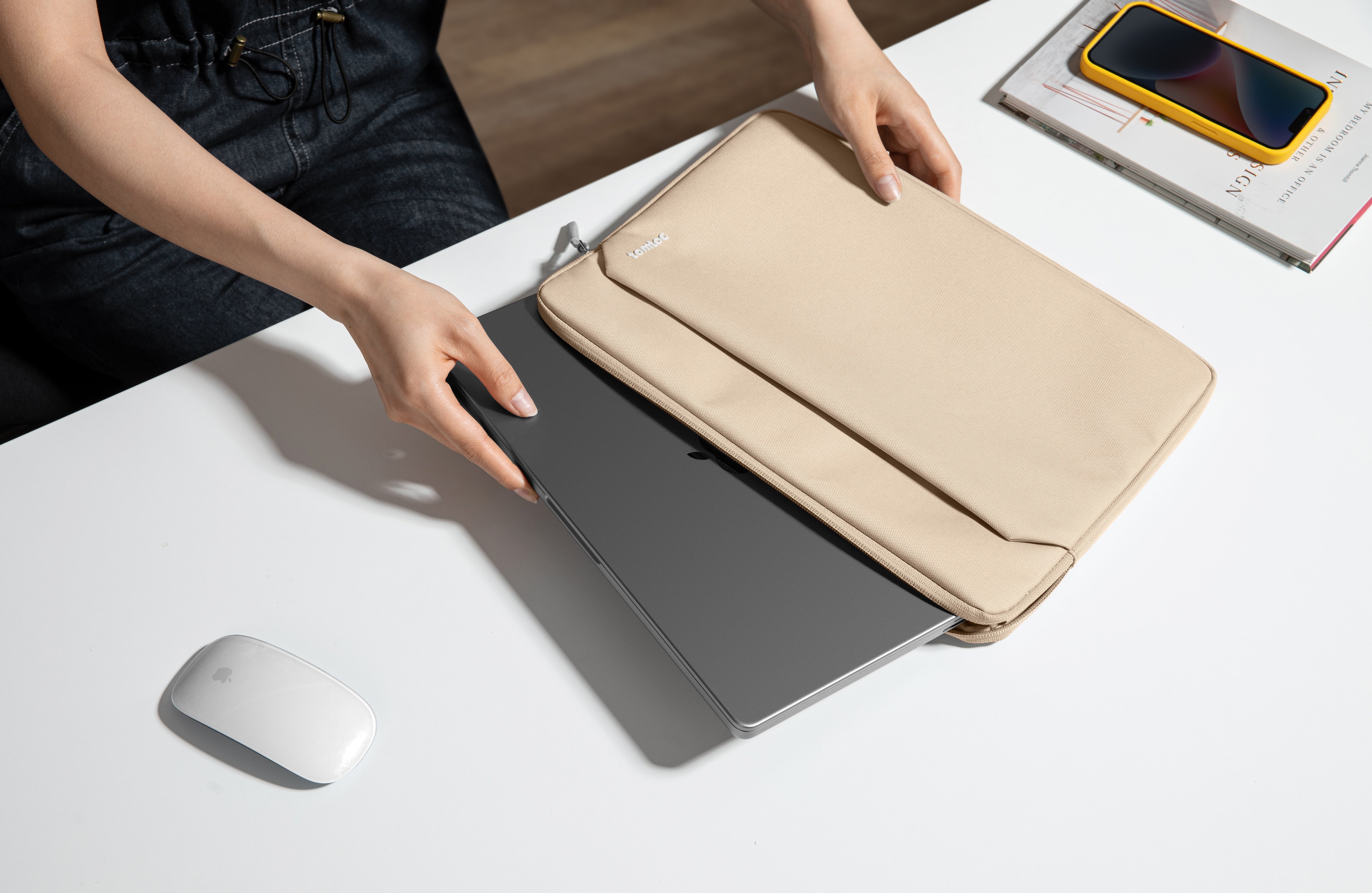 tomtoc Light-A18輕巧幾何內膽包13寸 孤丘沙A18C2K3