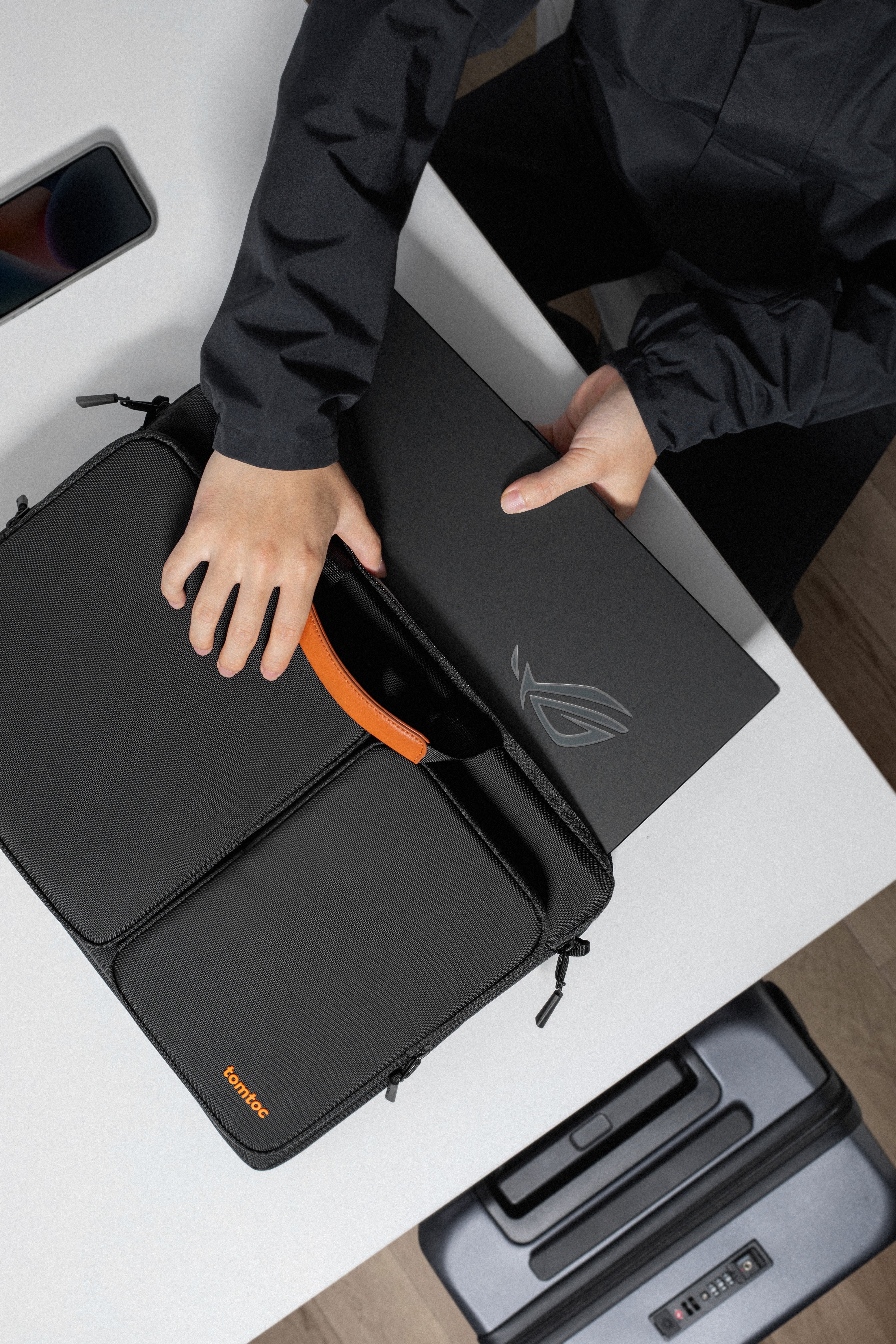 tomtoc Defender-A42 筆記型電腦單肩包 適用於 17.3 吋筆記型電腦 黑色(A42G1D1)